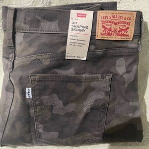BNWT Levi’s Camouflage 18 / 34x30 skinny jeans